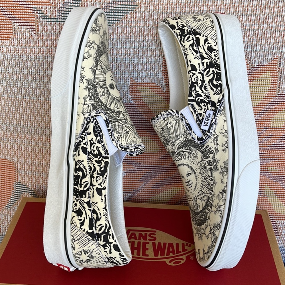 Vans WMNS Classic Slip-0n
(Ouroboros) Black/Tr Wht
VN0A4U38WT8
Sneakers - Picture 12 of 16